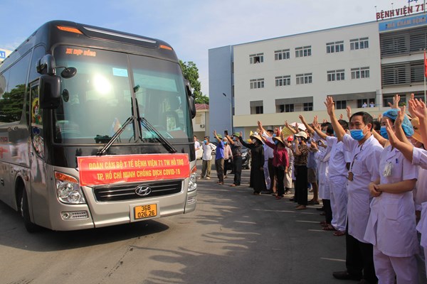 Thanh Hóa thêm 77 y, bác sĩ tình nguyện lên đường vào TP Hồ Chí Minh chống dịch - Anh 3