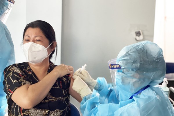 Gần 600.000 liều vắc xin phòng Covid-19 tiếp tục về đến Việt Nam - Anh 1