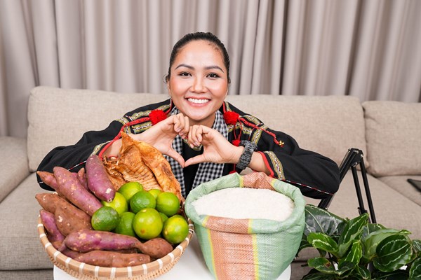 Hoa hậu H’Hen Niê bán nông sản hỗ trợ bà con vùng dịch - Anh 1