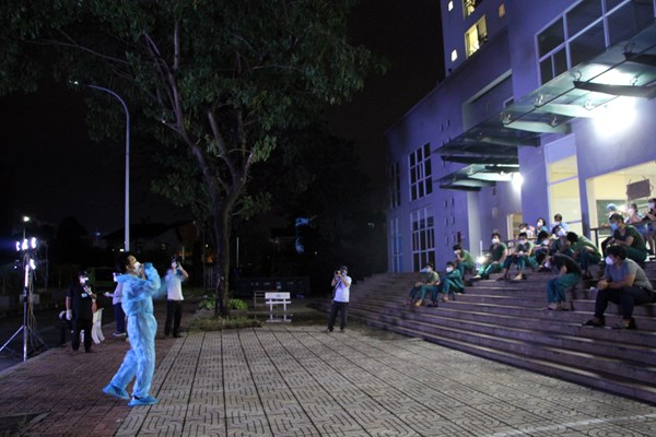 Nguyễn Phi Hùng, Đàm Vĩnh Hưng và nhiều văn nghệ sĩ biểu diễn phục vụ tại khu cách ly, bệnh viện dã chiến TP.HCM - Anh 11