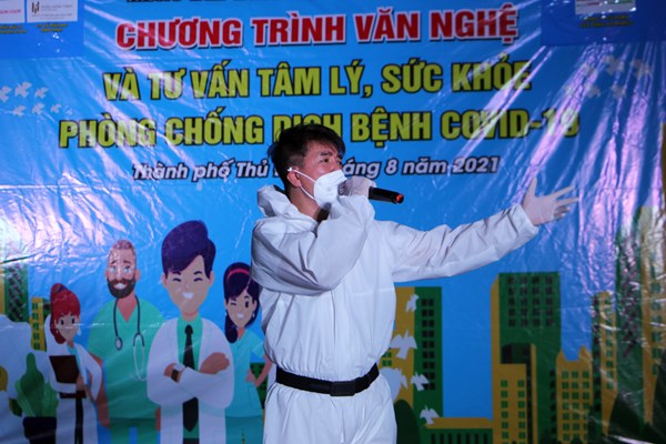 Nguyễn Phi Hùng, Đàm Vĩnh Hưng và nhiều văn nghệ sĩ biểu diễn phục vụ tại khu cách ly, bệnh viện dã chiến TP.HCM - Anh 1