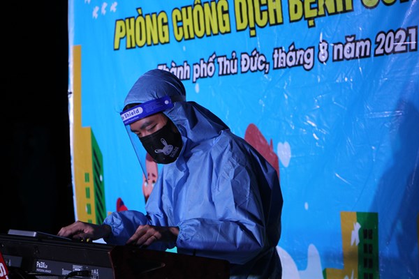 Nguyễn Phi Hùng, Đàm Vĩnh Hưng và nhiều văn nghệ sĩ biểu diễn phục vụ tại khu cách ly, bệnh viện dã chiến TP.HCM - Anh 8