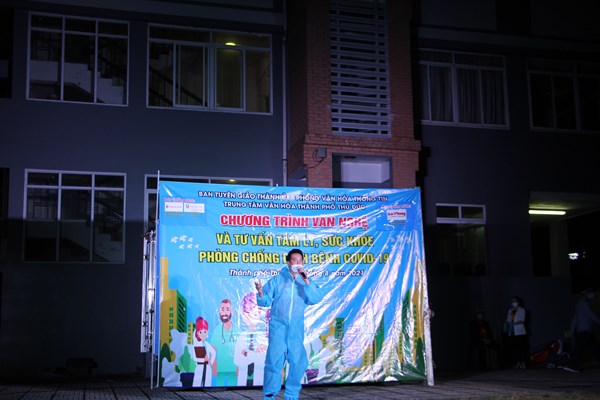 Nguyễn Phi Hùng, Đàm Vĩnh Hưng và nhiều văn nghệ sĩ biểu diễn phục vụ tại khu cách ly, bệnh viện dã chiến TP.HCM - Anh 2