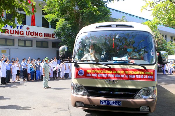 Thừa Thiên Huế: Gần 200 y, bác sĩ hỗ trợ TP.HCM chống dịch - Anh 1