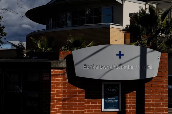 Úc: Người phụ nữ đóng giả làm bác sĩ làm việc tại bệnh viện suốt 8 tháng - Anh 1