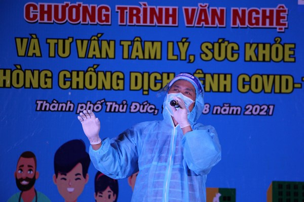 NSND Tạ Minh Tâm hát vang “Khúc ca đồng lòng” tại các khu cách ly, bệnh viện dã chiến - Anh 1