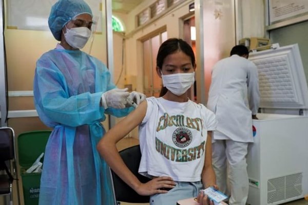 Campuchia tăng cường tiêm vaccine củng cố miễn dịch chống lại Covid-19 - Anh 1