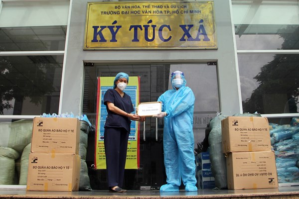 Trao tặng vật dụng y tế tại Khu cách ly Ký túc xá Trường ĐH Văn hóa TP.HCM - Anh 1