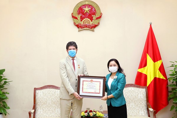 Bộ VHTTDL trao tặng Kỷ niệm chương cho Trưởng Đại diện Văn phòng UNESCO tại Việt Nam - Anh 3