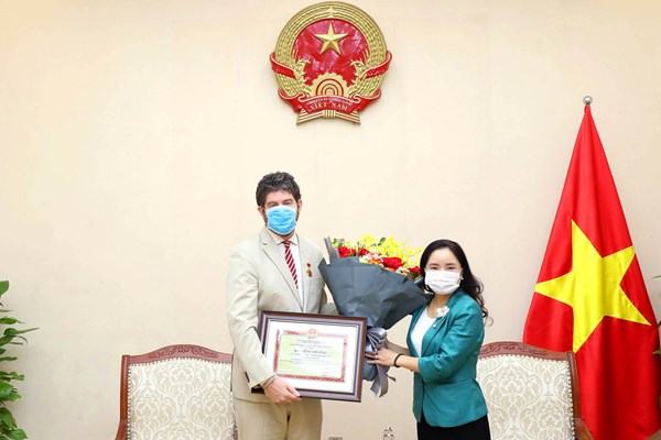 Bộ VHTTDL trao tặng Kỷ niệm chương cho Trưởng Đại diện Văn phòng UNESCO tại Việt Nam - Anh 4