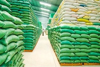 Xuất hơn 130.000 tấn gạo cho 24 tỉnh, thành phố hỗ trợ người dân gặp khó khăn do dịch Covid-19 - Anh 1