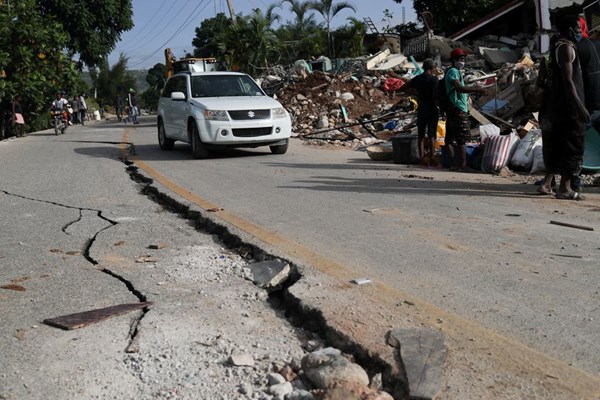 Một tuần sau trận thảm kịch động đất, người Haiti sống trong tuyệt vọng - Anh 1