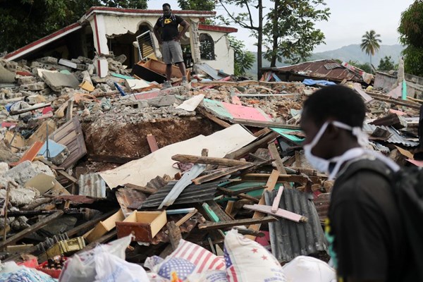 Một tuần sau trận thảm kịch động đất, người Haiti sống trong tuyệt vọng - Anh 3