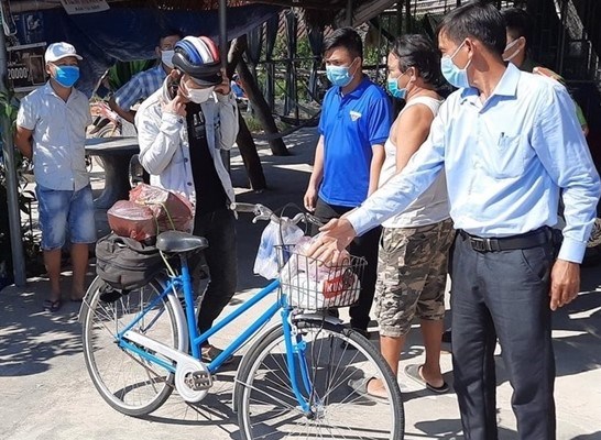 Nam thanh niên đi bộ về quê được bà con Quảng Nam tặng tiền, xe máy - Anh 1