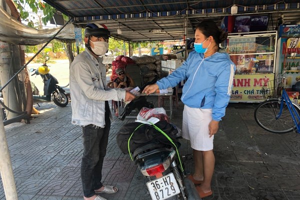 Nam thanh niên đi bộ về quê được bà con Quảng Nam tặng tiền, xe máy - Anh 2