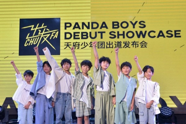 Bị phản đối, nhóm nhạc trẻ tuổi nhất Trung Quốc tan rã sau 4 ngày hoạt động - Anh 1