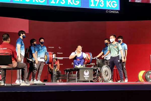 Bộ trưởng Nguyễn Văn Hùng biểu dương Lê Văn Công đoạt HCB Paralympic Tokyo 2020 - Anh 3