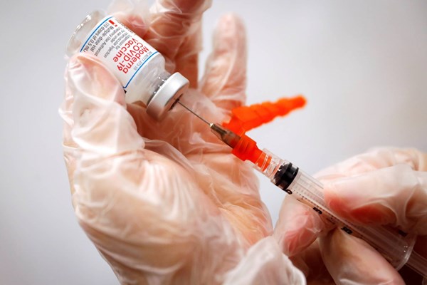 Nhật Bản ngừng sử dụng 1,63 triệu liều vắc xin của Moderna - Anh 1