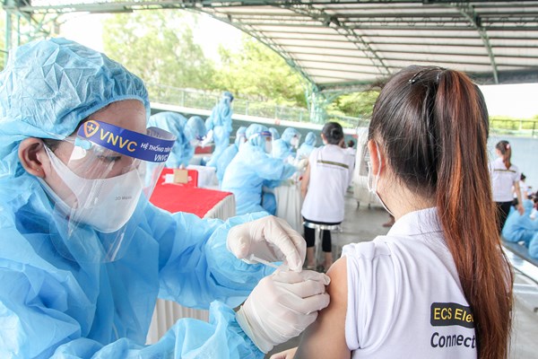 Thêm gần 2 triệu liều vắc xin về đến Việt Nam - Anh 2