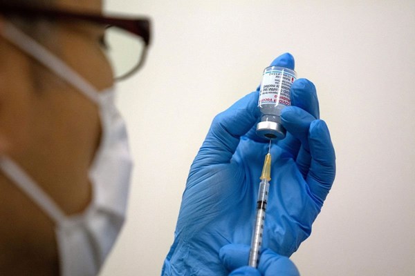 Tạp chất trong vắc xin của Moderna tại Nhật Bản bị nghi là kim loại - Anh 1