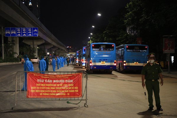 Di dời 1.200 người dân để khống chế ổ dịch phường Thanh Xuân Trung (Hà Nội) - Anh 2