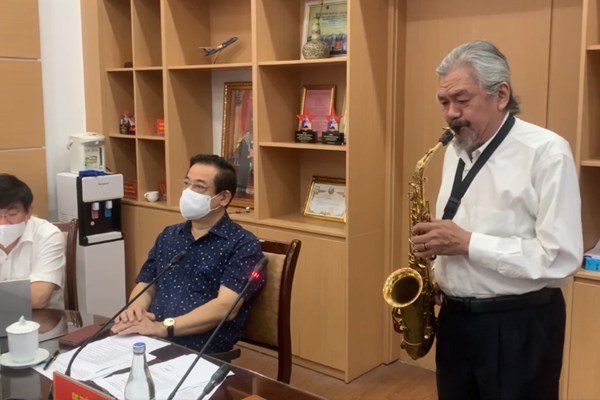 Nghệ sĩ Quyền Văn Minh biểu diễn kèn tặng các bác sĩ tuyến đầu qua Hệ thống Teleheath - Anh 1