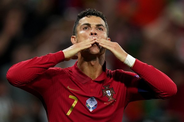 Ronaldo trở thành chân sút vĩ đại nhất cấp đội tuyển quốc gia - Anh 1