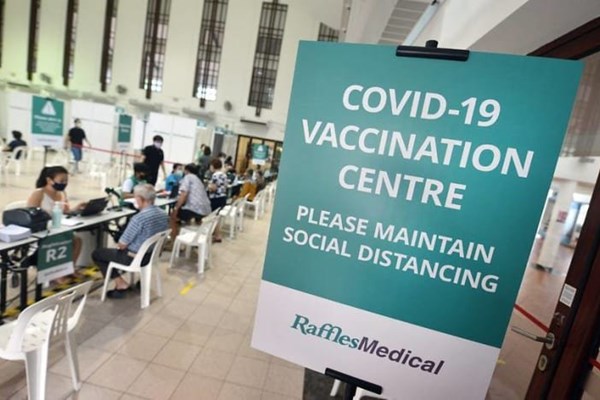 Singapore tiêm mũi bổ sung vắcxin Covid-19 cho người cao tuổi, suy giảm miễn dịch - Anh 1