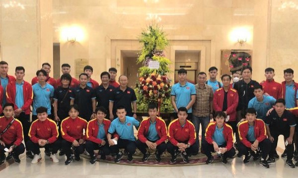 Chủ tịch nước Nguyễn Xuân Phúc động viên đội tuyển Việt Nam - Anh 1