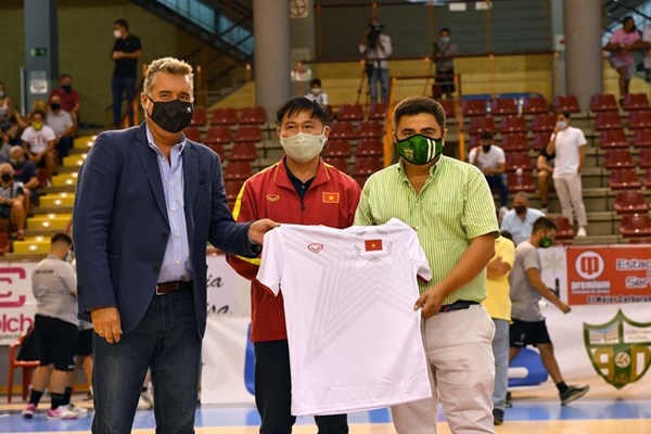 Đội tuyển Việt Nam di chuyển sang Lithuania chuẩn bị cho VCK FIFA Futsal World Cup - Anh 1