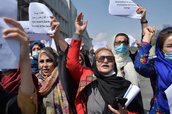 Phụ nữ tham gia biểu tình ở Afghanistan - Anh 1