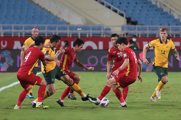 Tuyển Việt Nam thi đấu nỗ lực trước Australia - Anh 4