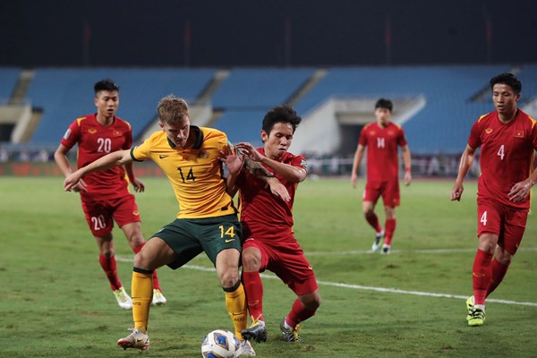 Tuyển Việt Nam thi đấu nỗ lực trước Australia - Anh 2
