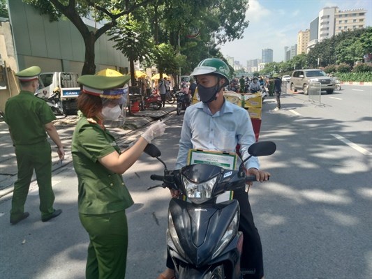 Thủ tướng yêu cầu Hà Nội điều chỉnh bất cập trong việc cấp giấy đi đường - Anh 1