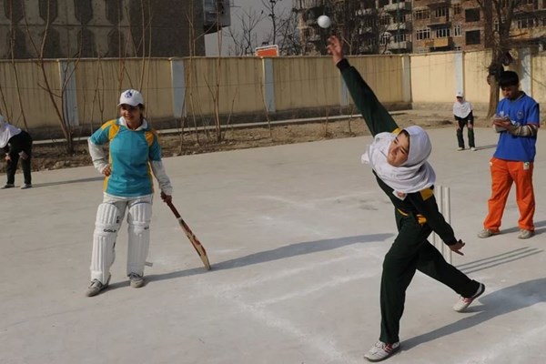 Taliban cấm phụ nữ chơi thể thao - Anh 1