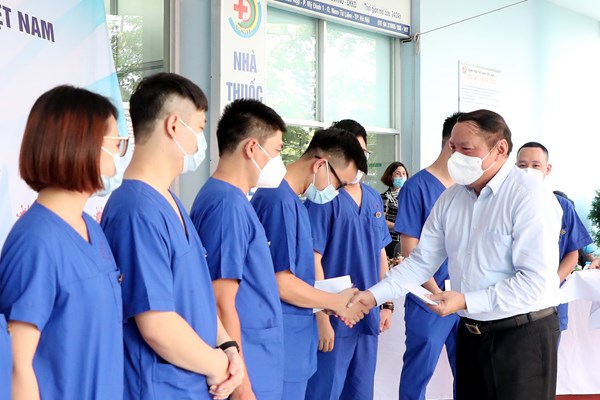 Bộ trưởng Bộ VHTTDL Nguyễn Văn Hùng: “Vượt lên tất cả là khát vọng cống hiến cùng cả nước đẩy lùi dịch bệnh” - Anh 2