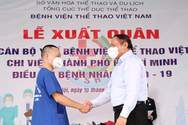 Bộ trưởng Bộ VHTTDL Nguyễn Văn Hùng: “Vượt lên tất cả là khát vọng cống hiến cùng cả nước đẩy lùi dịch bệnh” - Anh 8