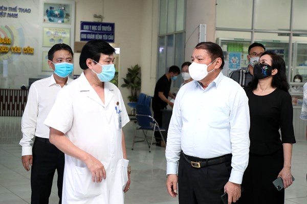 Bộ trưởng Bộ VHTTDL Nguyễn Văn Hùng: “Vượt lên tất cả là khát vọng cống hiến cùng cả nước đẩy lùi dịch bệnh” - Anh 9