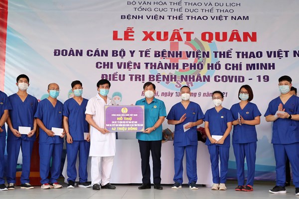 Bộ trưởng Bộ VHTTDL Nguyễn Văn Hùng: “Vượt lên tất cả là khát vọng cống hiến cùng cả nước đẩy lùi dịch bệnh” - Anh 6