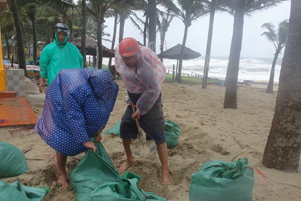 Quảng Nam, Quảng Ngãi: Khuyến cáo người dân không ra đường cho đến khi bão tan - Anh 1