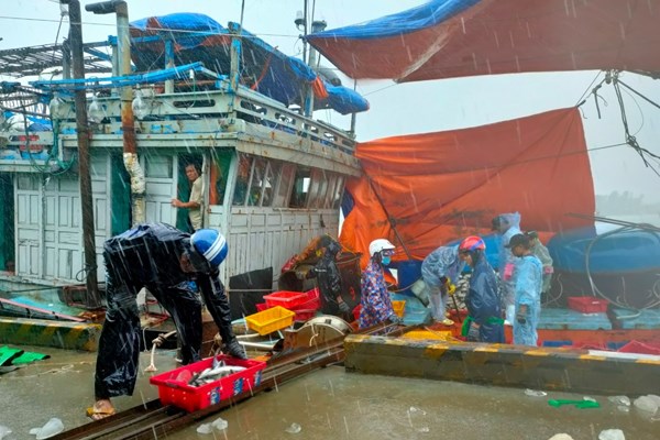 Quảng Nam, Quảng Ngãi: Khuyến cáo người dân không ra đường cho đến khi bão tan - Anh 4