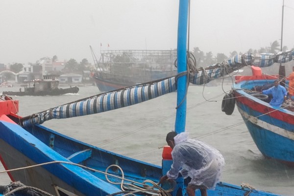 Quảng Nam, Quảng Ngãi: Khuyến cáo người dân không ra đường cho đến khi bão tan - Anh 5