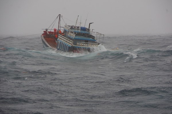 Xuyên đêm cứu 13 người trên tàu kéo sà lan gặp sự cố khi vào đảo Lý Sơn trú bão - Anh 1