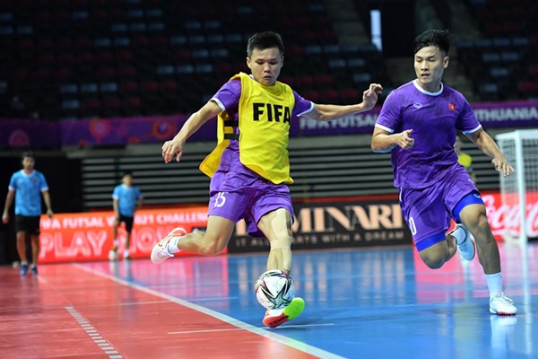 Tuyển Futsal Việt Nam tập làm quen sân, chuẩn bị thi đấu với Brazil - Anh 1