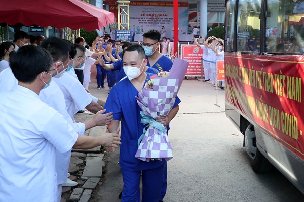 Đoàn y, bác sĩ Bệnh viện Thể thao Việt Nam chi viện TP.HCM: Khi cần chúng tôi sẽ ở lại - Anh 3