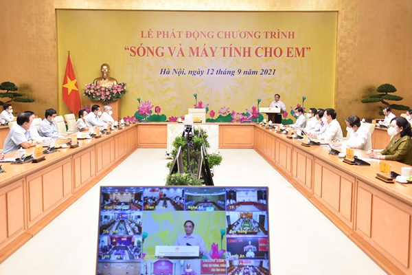 Thủ tướng Chính phủ  Phạm Minh Chính phát động chương trình “Sóng và máy tính cho em” - Anh 2