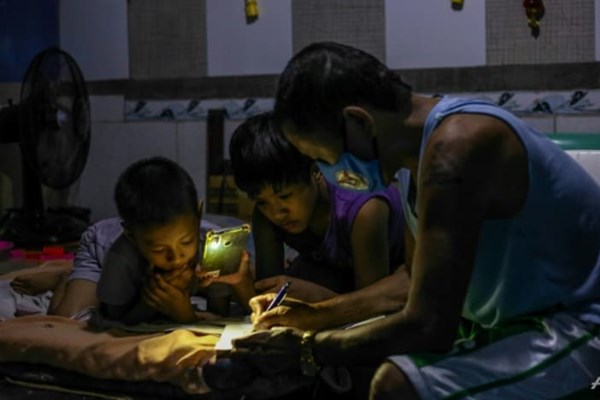 Philippines đối mặt với “khủng hoảng giáo dục” khi trẻ học online quá lâu - Anh 1