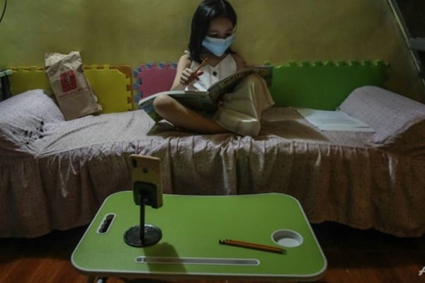 Philippines đối mặt với “khủng hoảng giáo dục” khi trẻ học online quá lâu - Anh 2
