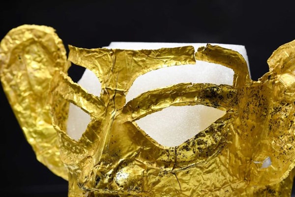 Mặt nạ vàng 3.000 năm tuổi được khai quật ở Trung Quốc - Anh 1