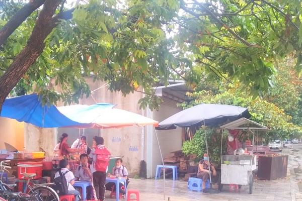 Thành phố Sầm Sơn: Hàng quán vỉa hè vẫn ngang nhiên bày bán, bất chấp lệnh cấm - Anh 1